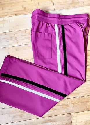 Рожеві брюки з лампасами