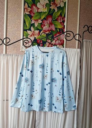 Красива ніжна блакитна кофточка в квітковий принт.