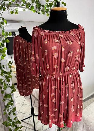 Ромпер в цветочный принт с открытыми плечами