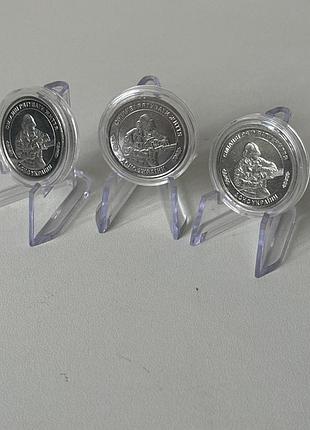 Монета дснс україни в капсулі на підставці.