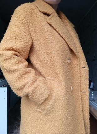 Коричневое (более горчичного яркого цвета) пальто в идеальном состоянии,