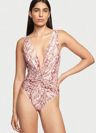 Сдельный купальник из коллекции victoria ́s secret со змеиным принтом.