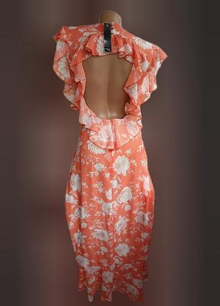 Довга жіноча сукня з відкритою спиною і уборками