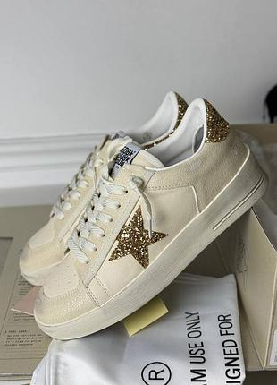 Кросівки жіночі