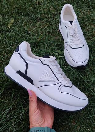 Классные кожаные кроссовки гуess