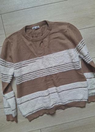 Светр жіночий