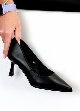 Туфлі чорні на низькому зручному підборі шпильці матові з вузьким носиком лодочки