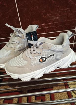 Жіночі кросівки