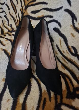 Туфлі на каблуку