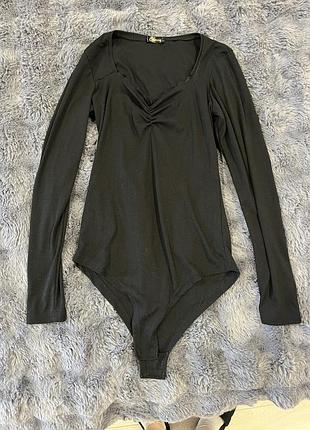 Чорний боді з довгим рукавом і декольте