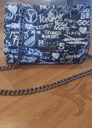 Продам стильную сумочку bata