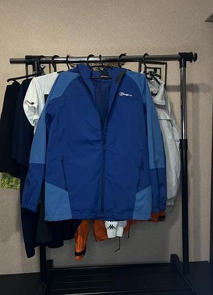 Вітровка / softshell або легка трекінгова куртка berghaus