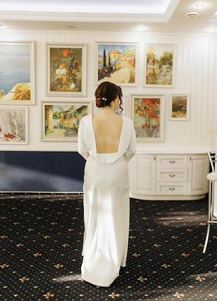 Довга весільна сукня