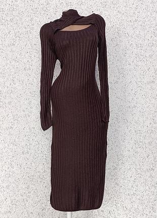 Вязаное коричневое длинное теплое в рубчик платье с открытым декольте