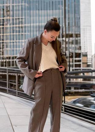 Коричневий брючний костюм бренд