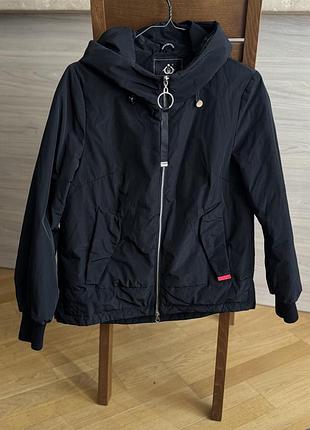 Чорна осіння жіноча куртка