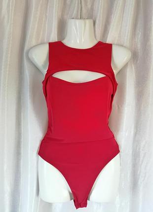 Красивий ефектний боді з вирізом над лінією грудей по фігурі еластан