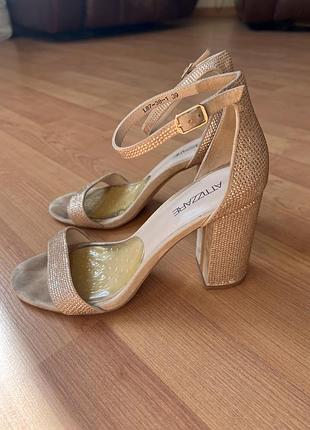 Шикарні босоніжки attizzare шкіряні зі стразами сяючі