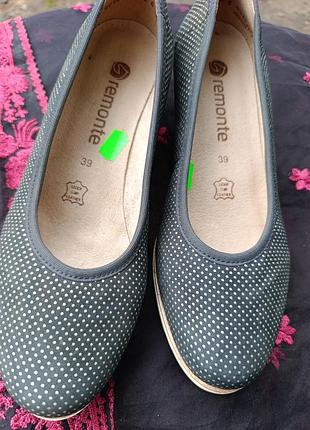 Туфли женские на невысокой танкетке.