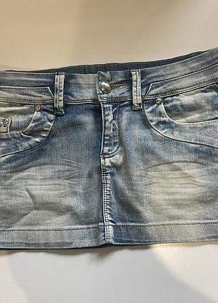 Коротка облягаюча джинсова спідниця