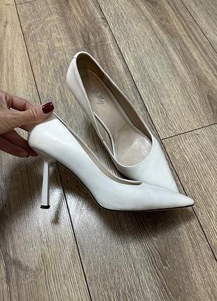 Туфлі білі
