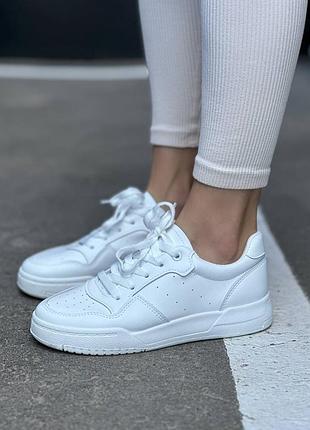 Женские кроссовки