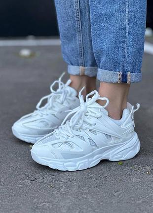 Женские кроссовки