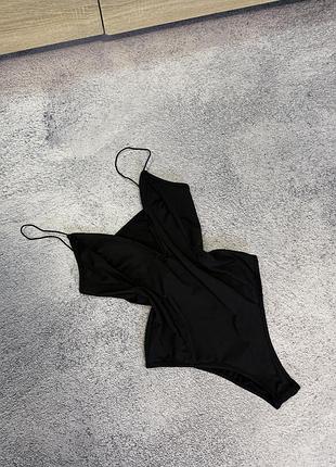 Красивий боді з вирізом