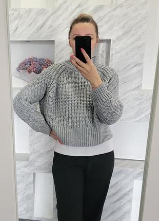 Укороченный свитер крупная вязка с объемными рукавами