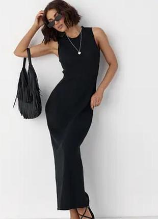 Женское длинное чёрное макси платье в рубчик