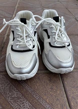 Кросівки жіночі sinsay 40 розмір (довжина устілки 26) білі на шнурівці