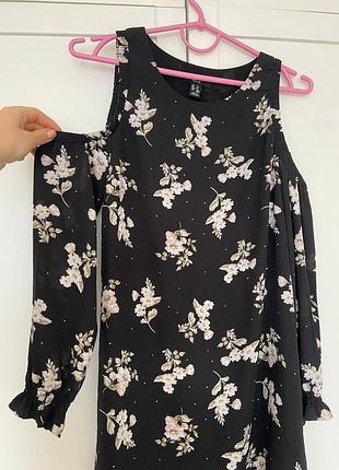 Стильне чорне плаття з квітковим принтом і відкритими плечима,сарафан, коротка мінісукня, квітковий принт, атлас шифон,осіннє ніжне,квіткове,жіноче