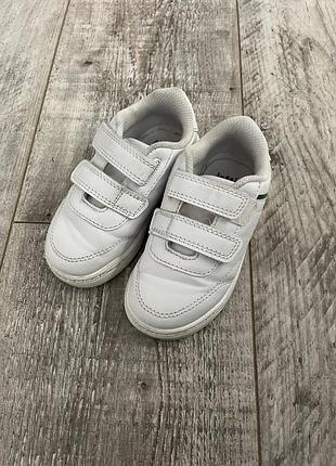 Білі кросівки