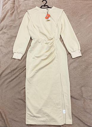 Плаття міді з розрізом по ніжці