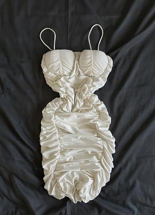 Маленька біла сукня з драпіруванням