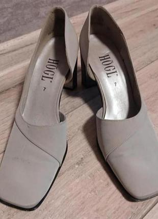 Женские туфли,размер 41, бренда hogl.
в красивом состоянии, стелька кожа, верх качественный текстиль плащевка.
стелька 26,5см.
каблук 7 см.