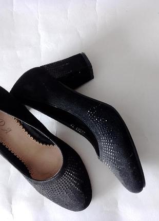 Чорні  туфлі , прикрашені дрібними стразами