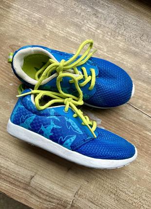 Текстильні легкі кросівки з акулами