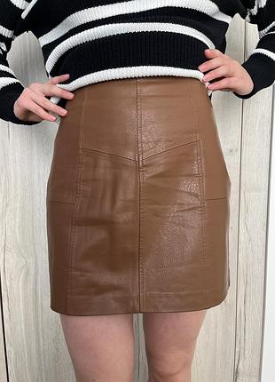 Шкіряна міні спідниця шоколадного кольору в розмірі с