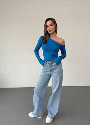 Лонгслив с открытым плечом голубой