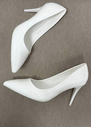 Туфлі човники на стійких підборах з вузьким носком білі жіночі осінь