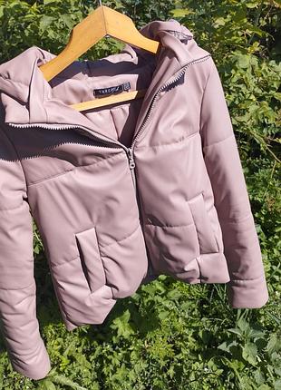 Продаю стильную женскую курточку из качественной экокожи 42 s размера. одета всего несколько раз – состояние идеально, без потертостей и дефектов.