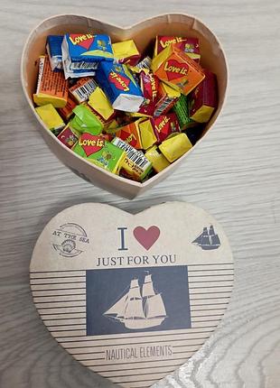 Жвачки в подарочной упаковке в виде сердца