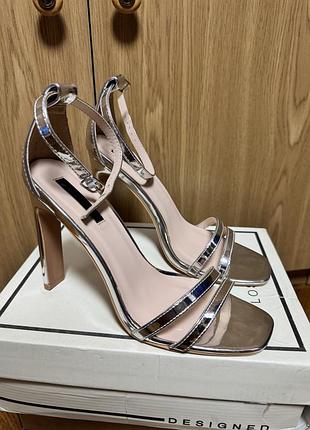 Босоніжки на підборах