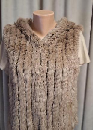 Жилет с капюшоном вязаный из меха кролика jayley