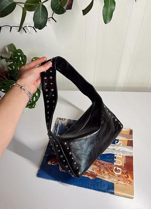 Жіноча сумочка багет чорного кольору з металевими кульками