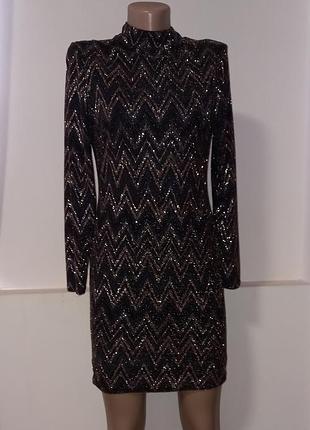 Изысканное красивое блестящее платье