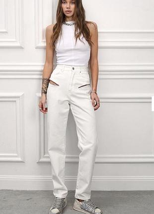 Джинсы с разрезами