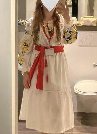 Сукня з вишивкою в українському стилі