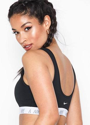 Спортивний топ із чашками для спорту з поролоном найк nike